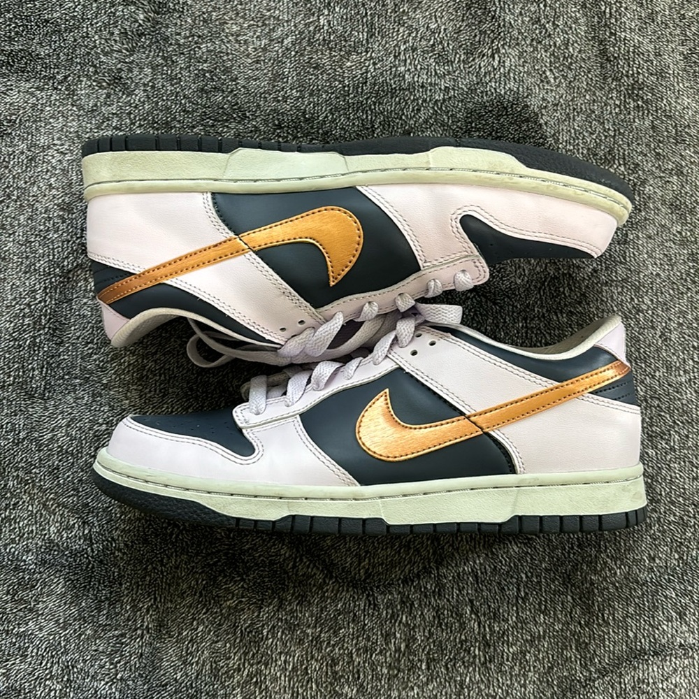 Nike Dunk Low SE (Size 6Y Women’s size 7.5)